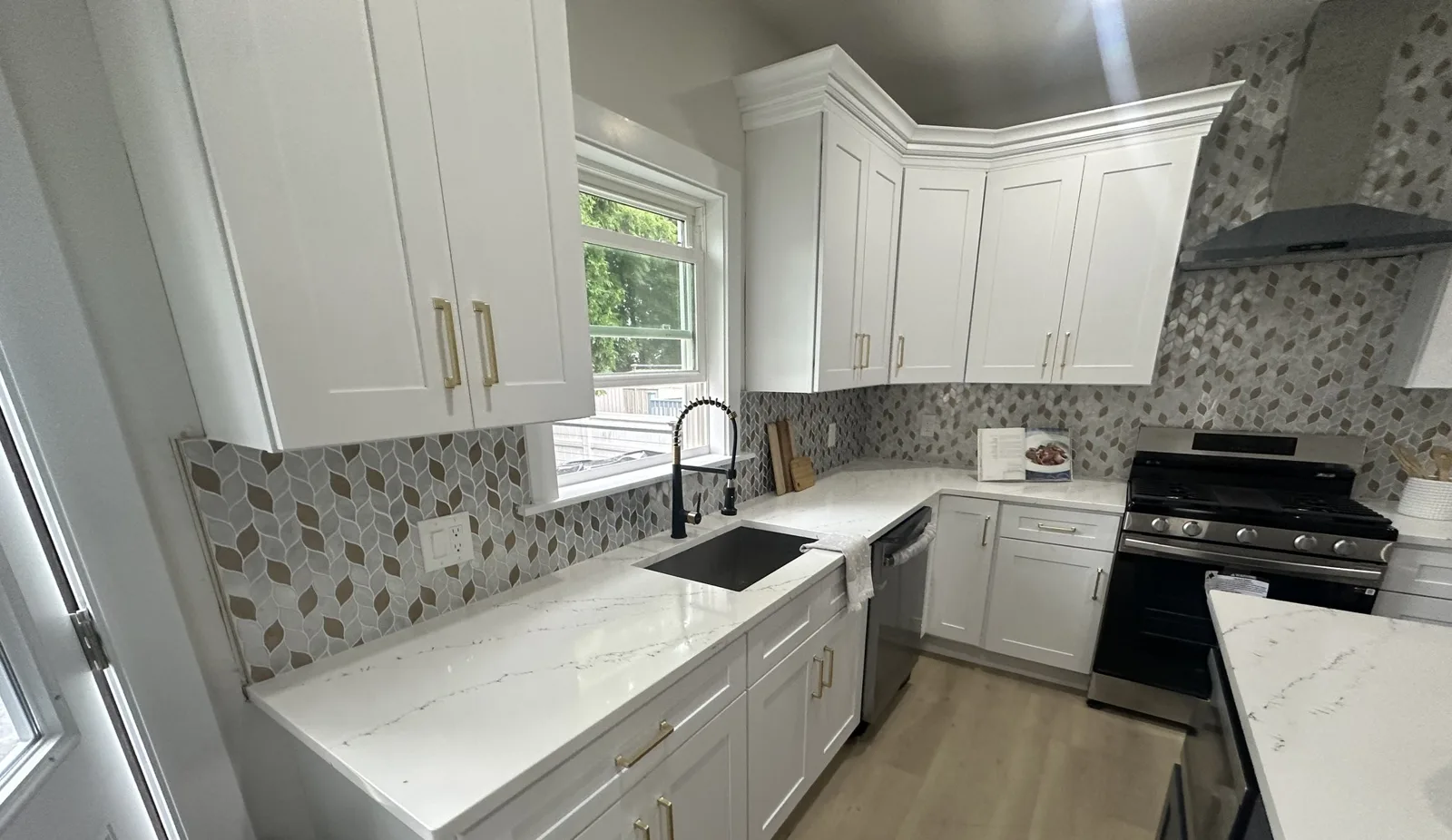 Kitchen island with white stone-look top, dark base cabinets and seating